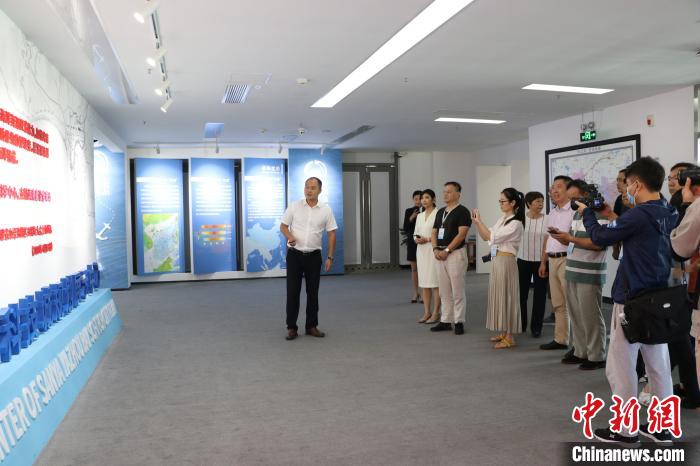 中国侨网采风团成员参观崖湾科技城。海南省侨联供图