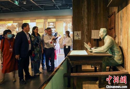 中国侨网海外华文媒体代表参观范长江纪念馆。　王磊　摄