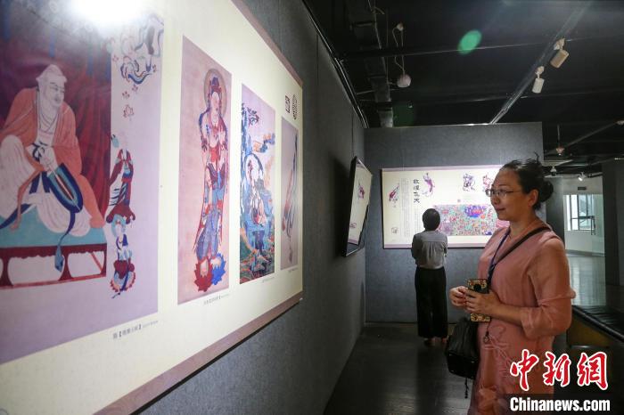 海外华文媒体代表参观张大千博物馆。　王磊 摄