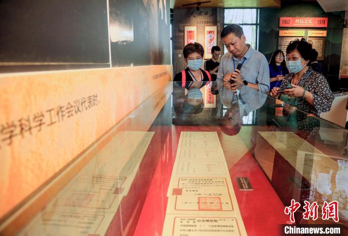 海外华文媒体代表参观范长江纪念馆。　王磊 摄