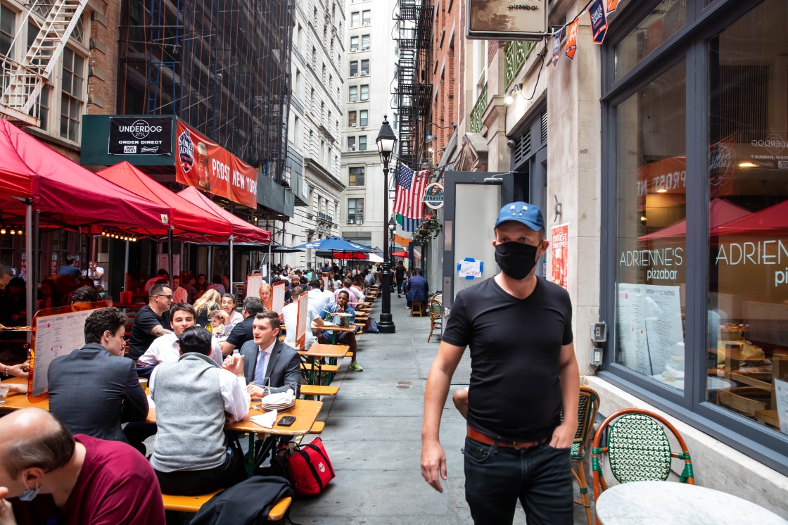 9月25日，人们在美国纽约户外就餐。新华社 图