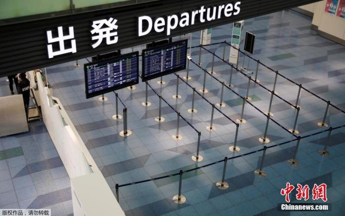 当地时间4月29日，日本东京羽田机场候机大厅几乎空无一人。日本首相安倍晋三当天在参议院预算委员会会议上表示，目前日本新冠病毒感染病例还在持续增加，形势依然严峻，尚无法判定全国紧急状态在最后期限5月6日能否结束。