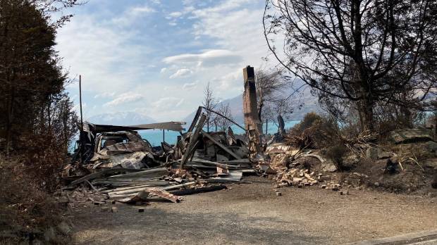 新西兰南岛发生森林大火 数十栋房屋被毁