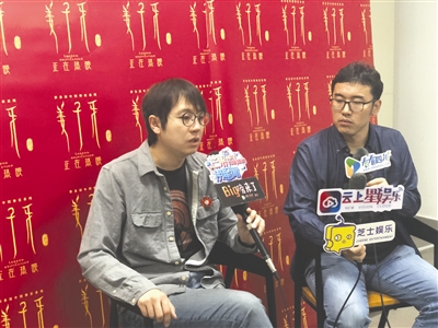 导演程腾（左）、联合导演李夏（右）接受媒体访问