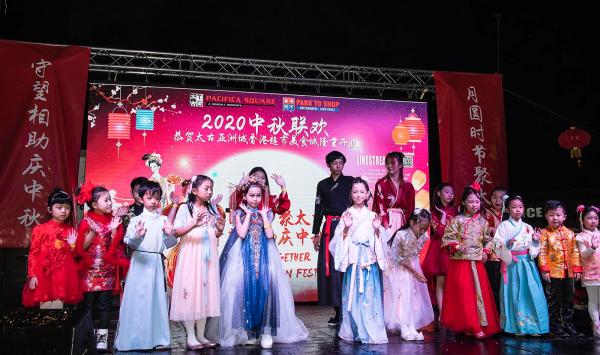 图为星耀风城艺术团表演“少儿中国时装表演”。 张大卫 摄