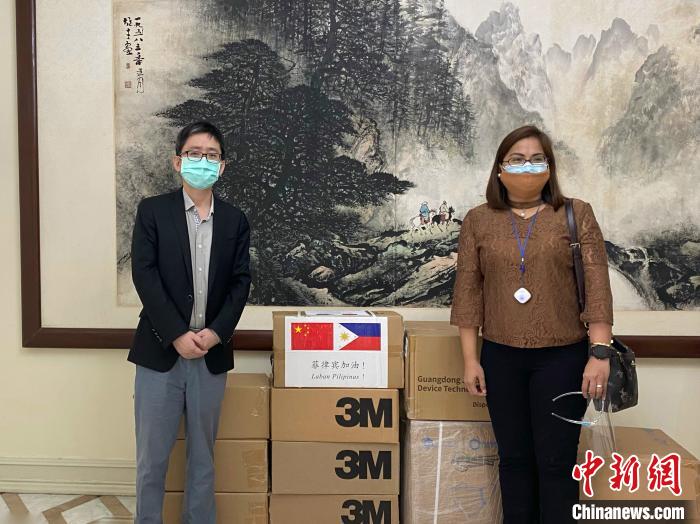 近日，中国驻菲律宾使馆檀勍生公参(左)代表使馆向菲律宾福音派教会联合会捐赠了口罩和个人防护装备等抗疫物资。中国驻菲律宾使馆供图