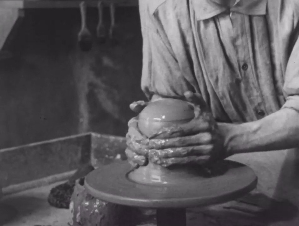 影片《制陶匠》中的制作步骤