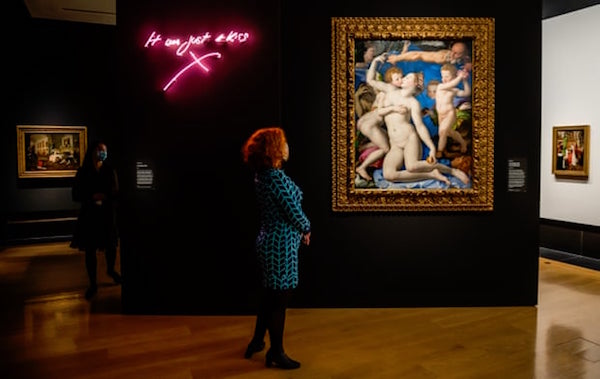 展览现场，翠西·艾敏作品（中）与布朗佐诺作品（右）