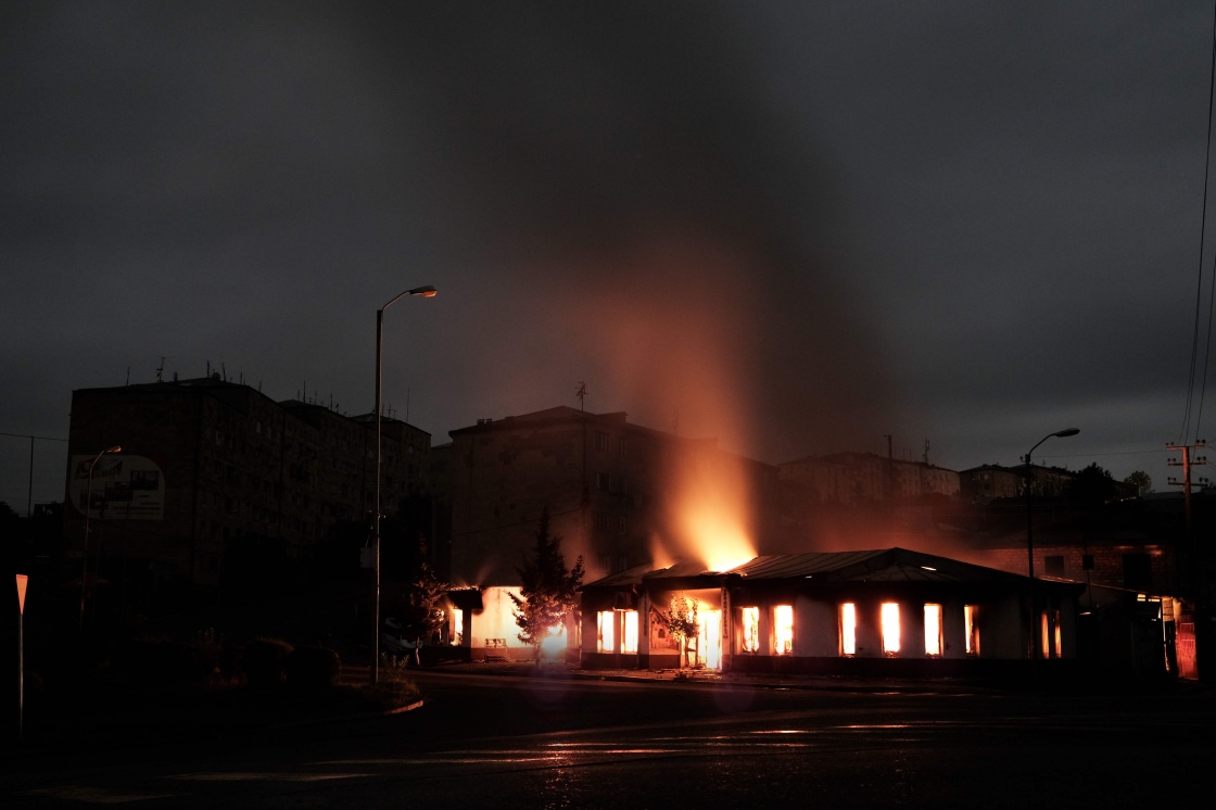 10月4日，纳卡地区首府斯捷潘纳克特一处建筑遭到炮击后燃烧。新华社 图