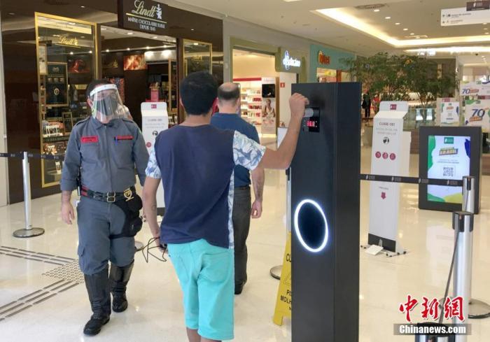 巴西圣保罗一家购物中心在入口处设置了自动测温仪器。<a target='_blank'  data-cke-saved-href='http://www.chinanews.com/' href='http://www.chinanews.com/'>中新社</a>记者 莫成雄 摄