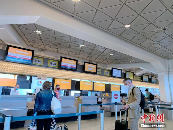 资料图：7月31日下午，德国柏林最繁忙的泰格尔机场如今旅客寥寥。
<a target='_blank'  data-cke-saved-href='http://www.chinanews.com/' href='http://www.chinanews.com/'>中新社</a>记者 彭大伟 摄