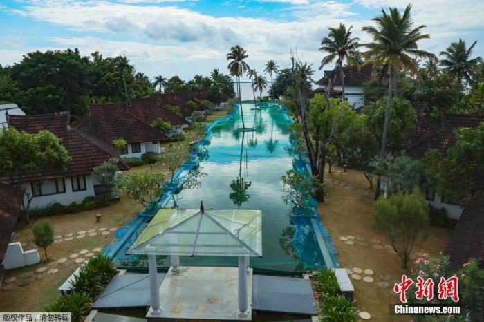 8月25日消息，印度库玛拉孔一豪华度假村的游泳池被改造成养鱼场。受疫情影响，往日热闹的度假村变得冷清。为增加收益，游泳池被改造成养鱼场。