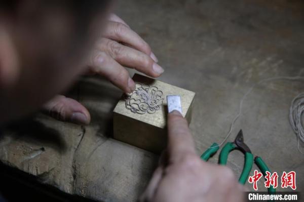 10月10日，麻料村银匠在制作银饰配件。　瞿宏伦 摄