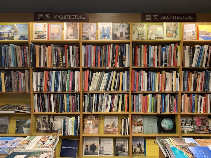 上海外文书店3楼美术书店书架上陈列着各类的进口书