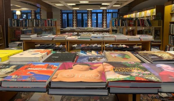 上海外文书店3楼美术书店陈列的各类进口艺术类图书