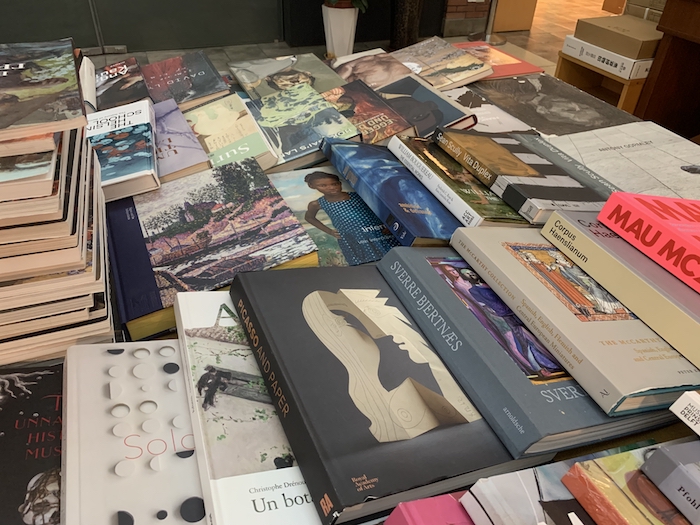 刚在伦敦艺术研究院举行的《毕加索与纸》展，其展览画册已经可以在外文书店看到
