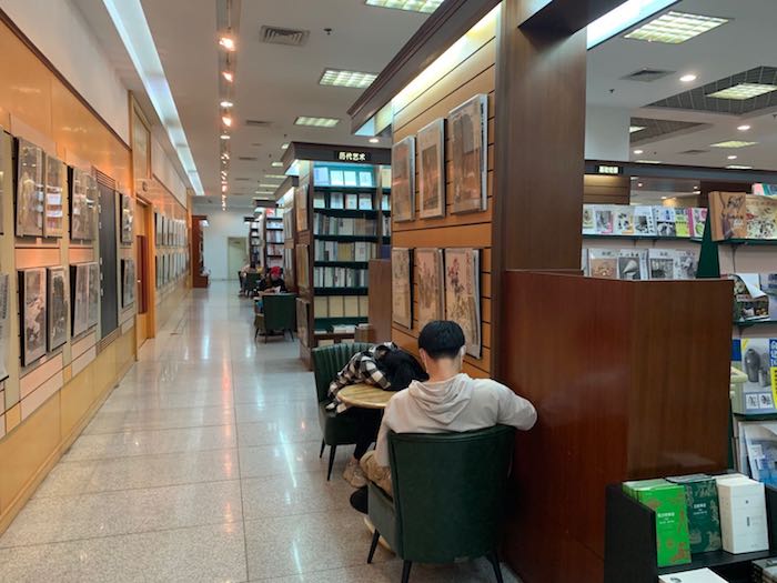 上海书城的艺术类图书区域