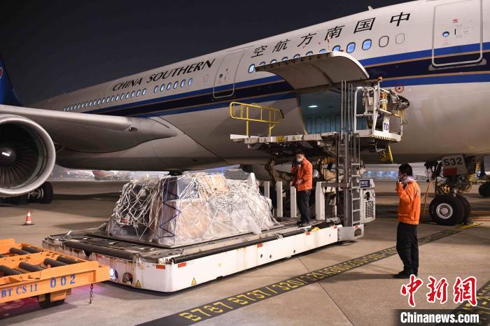 长沙至内罗毕复航首个航班还运送了近8吨货物。　刘恒 摄