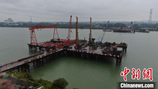 中国侨网航拍六景郁江特大桥建设现场。　蒋雪林　摄