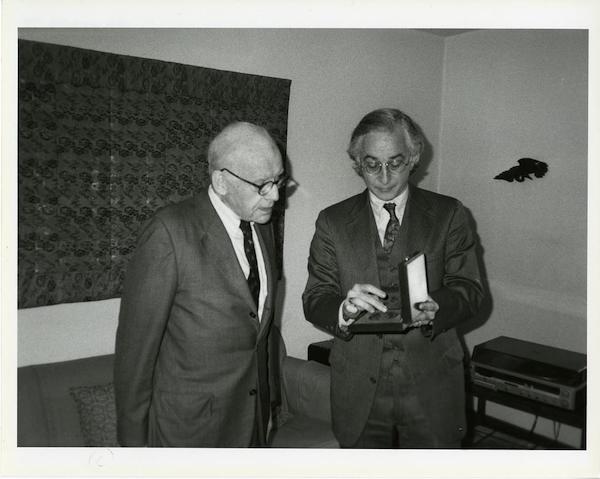 图12亚历山大·索珀正由弗利尔美术馆的总监米洛·C. 比奇授予查尔斯·朗·弗利尔奖章，1990年。