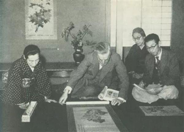 图1 喜龙仁（中）与日本艺术史家岛田修二郎（右一）在日本黑川古文化研究所看中国古画