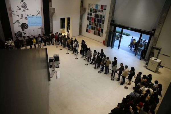 2019年11月，公众在上海民生现代美术馆排队请诗人阿多尼斯签名