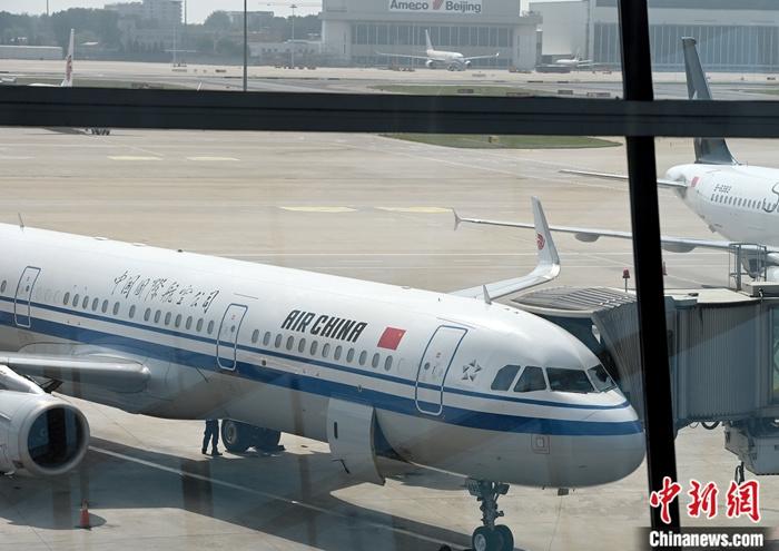 6月10日，一架航班停靠在北京首都国际机场。6月4日，中国民航局发布关于调整国际客运航班的通知，通知称在风险可控并具备接收保障能力的前提下，可适度增加部分具备条件国家的航班增幅。在民航局6月10日举行的发布会上，民航局新闻发言人、航安办主任熊杰表示，目前，民航局正与相关国家就调整国际客运航班事宜进行沟通，从工作进展情况看，与相关国家的航班近期有望适度增加。
<a target='_blank'  data-cke-saved-href='http://www.chinanews.com/' href='http://www.chinanews.com/'>中新社</a>记者 侯宇 摄