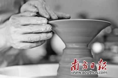 徐华章在工作室制作陶艺器皿。南方日报记者 戴嘉信 摄