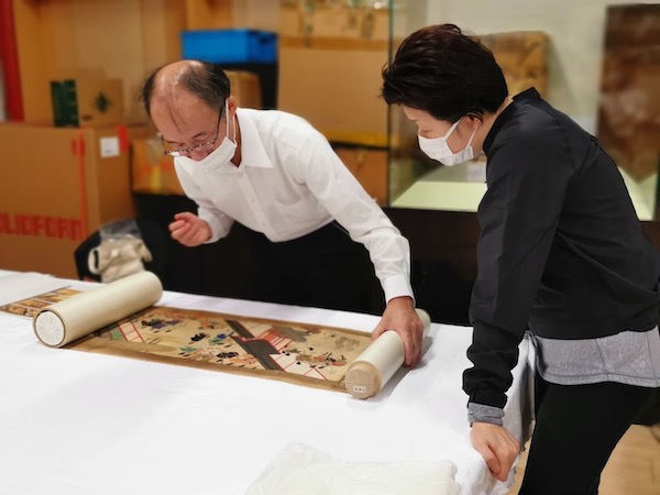 奈良国立博物馆研究员野尻忠先生与上博员工进行唐招提寺文物点交现场