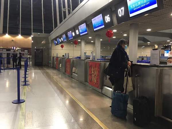 3月17日晚上，法方修复师Guillaume从上海机场返回法国时，偌大的空荡荡的大厅只有他一位乘客。