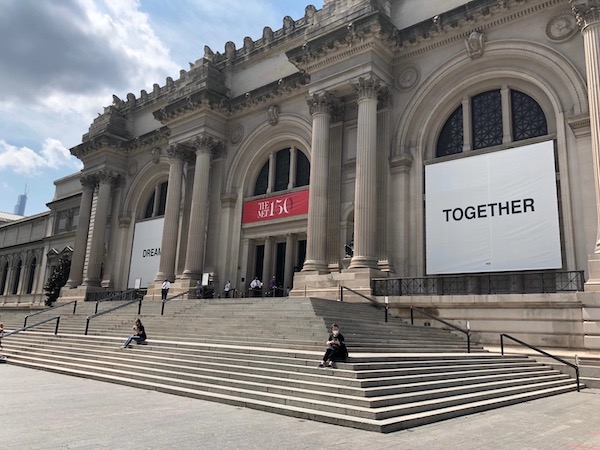 美国纽约大都会博物馆在闭馆之际还挂出巨幅标语：TOGETHER