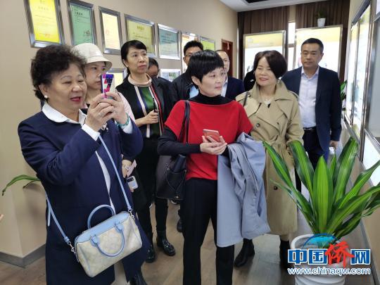 海外华文媒体记者探访苏州的经济社会发展。　钟升 摄