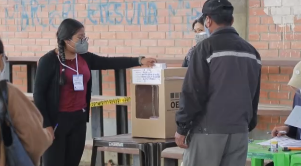 玻利维亚举行总统和议会选举 全国730万选民将投票选出新总统