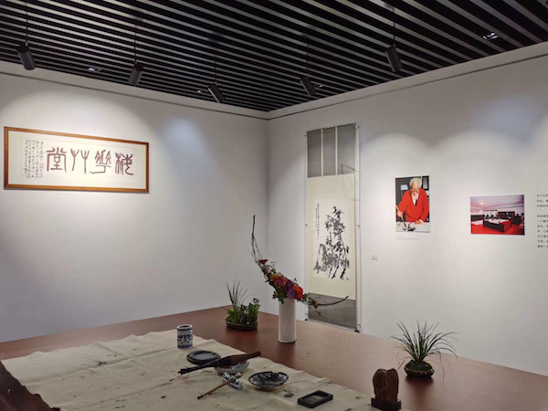 此次展览将朱屺瞻的“梅花草堂”画室进行了小型还原。