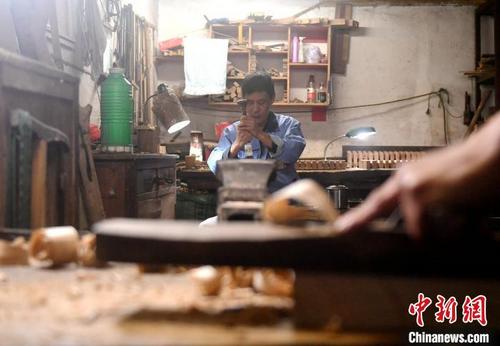 中国侨网图为工人正在制作模具。　吕明　摄
