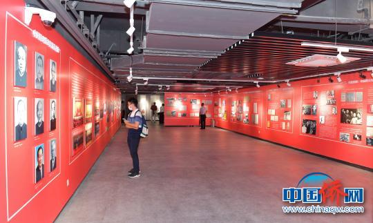 10月19日，“我爱你中国——纪念中国致公党成立95周年历史图片展暨泛珠三角致公党美术书法作品联展”在广州市开幕。图为历史图片展现场。　陈晓文 摄