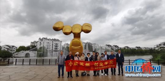 中国侨网海外华文媒体记者走进张家港永联村，探访苏州乡村振兴的“成色”。　钟升　摄