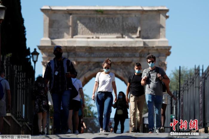 当地时间10月8日，意大利首都罗马，民众佩戴口罩行走在斗兽场附近。意大利政府7日宣布最新疫情防控措施，最新防控措施包括，自8日起在全国范围内所有公共场所，包括户外公共场所，均须佩戴口罩，人员较少的郊区和私人场所除外。不遵守这一防控措施的人将被处以400欧元至1000欧元不等的罚款。对新冠病毒检测呈阳性但违反居家隔离规定的人，将被处以500欧元至5000欧元不等的罚款以及可能长达3至18个月监禁。