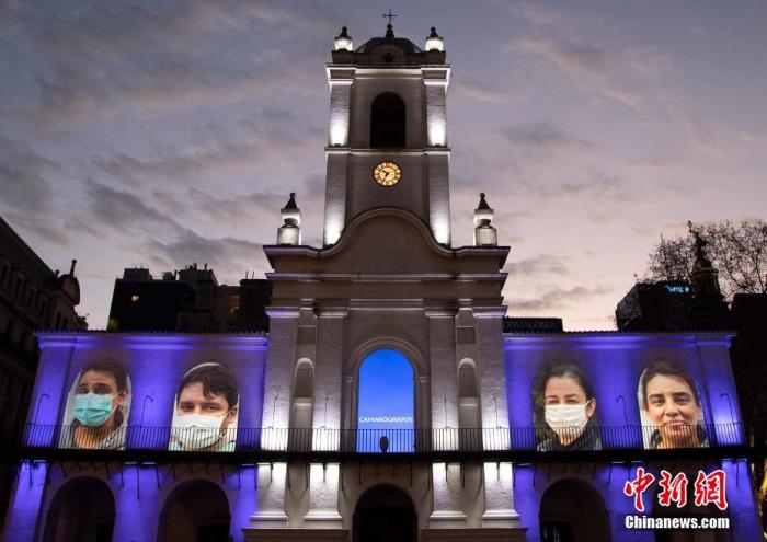 当地时间2020年8月29日，阿根廷布宜诺斯艾利斯，抗疫一线工作人员的肖像被投射在历史悠久的布宜诺斯艾利斯小屋上，以表达对他们的敬意。 图片来源：人民视觉
