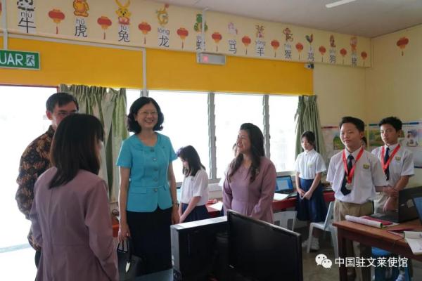 中国驻文莱大使于红参观九汀中华学校和双溪岭中岭学校。
