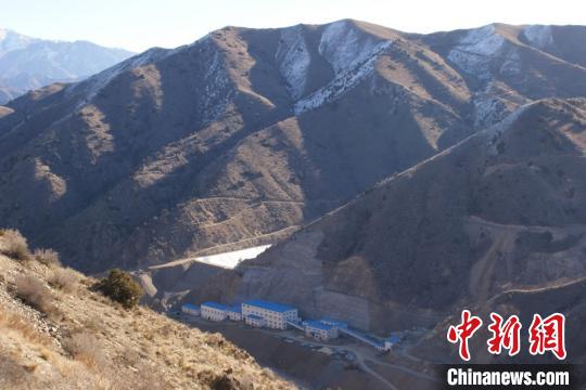 中国侨网图为甘肃籍侨商在海外的建设项目，位于当地的山沟里，条件十分恶劣。（资料图）受访者供图
