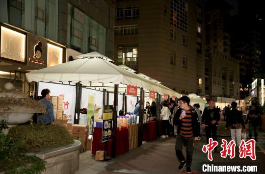 温州市民在2020温州侨·闻宅文化街市休闲购物。大南街道供图