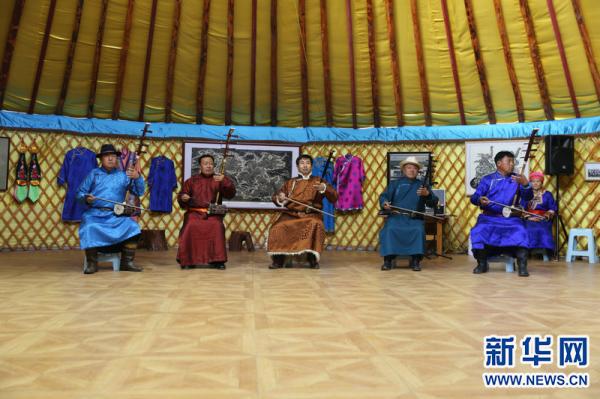 牧民组成的蒙古族曲艺团在合奏蒙古族四胡。新华网 曹桢摄