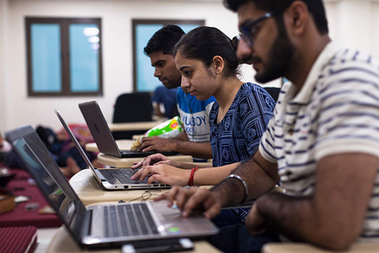 2018年10月28日，印度新德里，印度大学生参加编程比赛。图|视觉中国