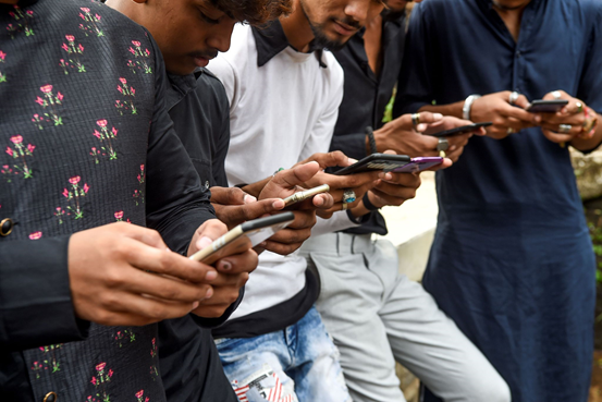 2019年11月10日，印度孟买，年轻人通过手机上的视频分享应用观看视频。图|视觉中国