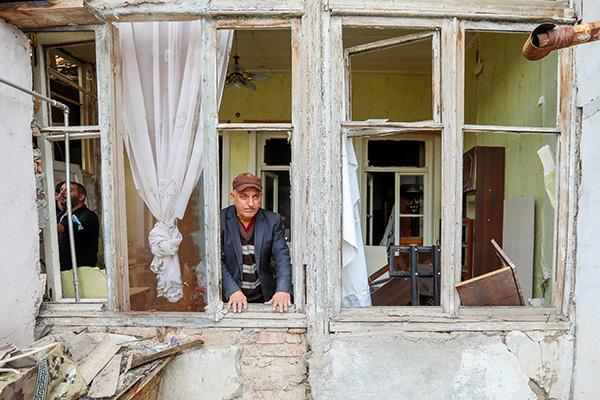 当地时间2020年10月6日，阿塞拜疆占贾，军事冲突导致建筑受损。人民视觉  资料图
