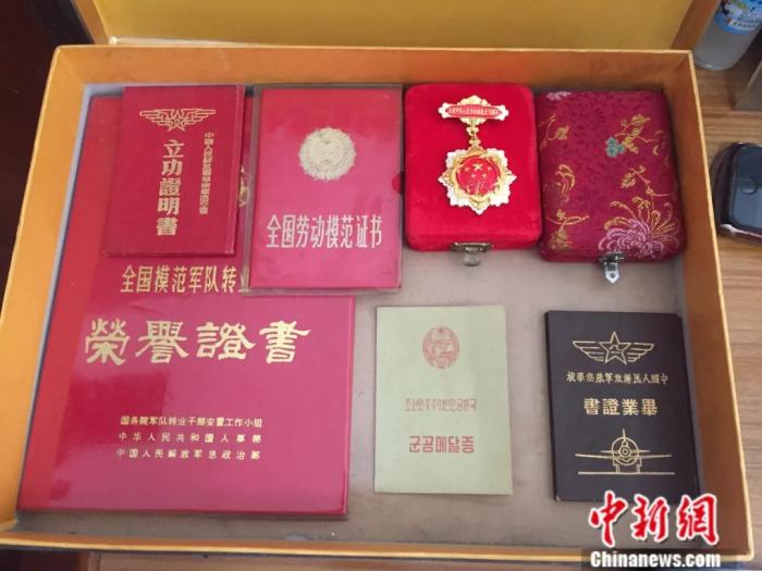 张沛荣获过的各项奖章和证书。周潇男 摄