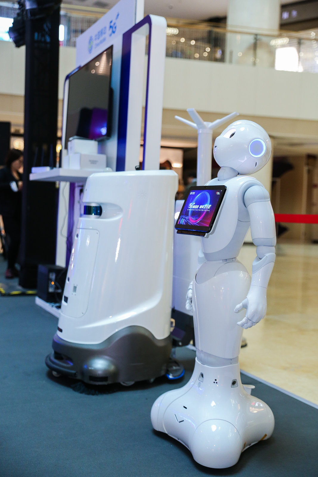 上海移动在世纪汇商场展示的5G机器人