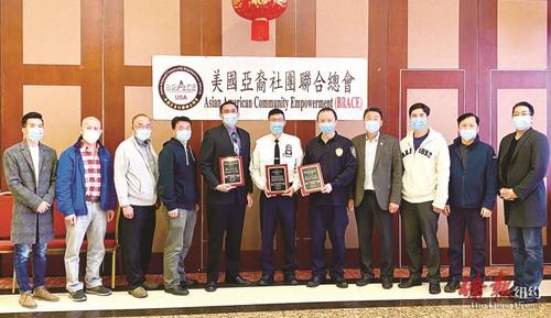 中国侨网三位杰出华裔高级警官获颁褒奖状。（美国《侨报》/崔国萁 摄）