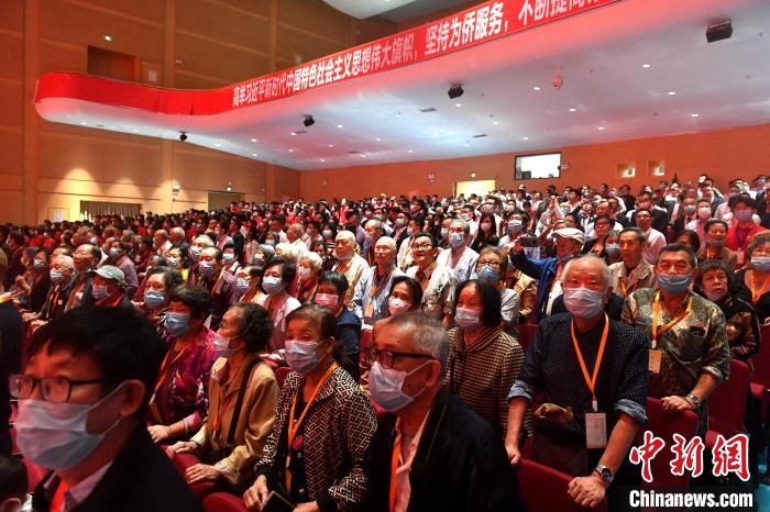 众多校友返校参加华侨大学建校60周年纪念大会。　吕明 摄